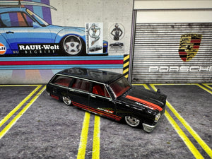Hot Wheels Team Transport '69 Nissan Skyline Van & Carry On