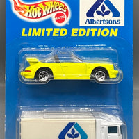 Hot Wheels 2 Pack Porsche Hiway Hauler & Porsche